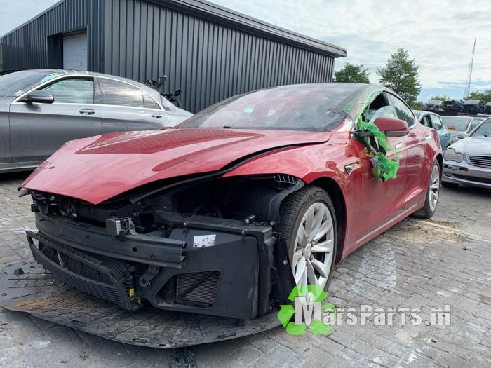 Tesla Model S 90D Samochód złomowany (2017, Czerwony)