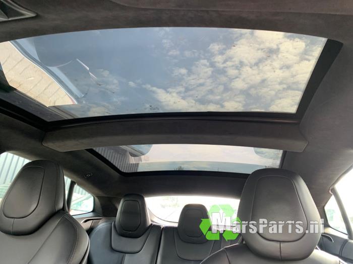 Tesla Model S 90D Samochód złomowany (2017, Czerwony)