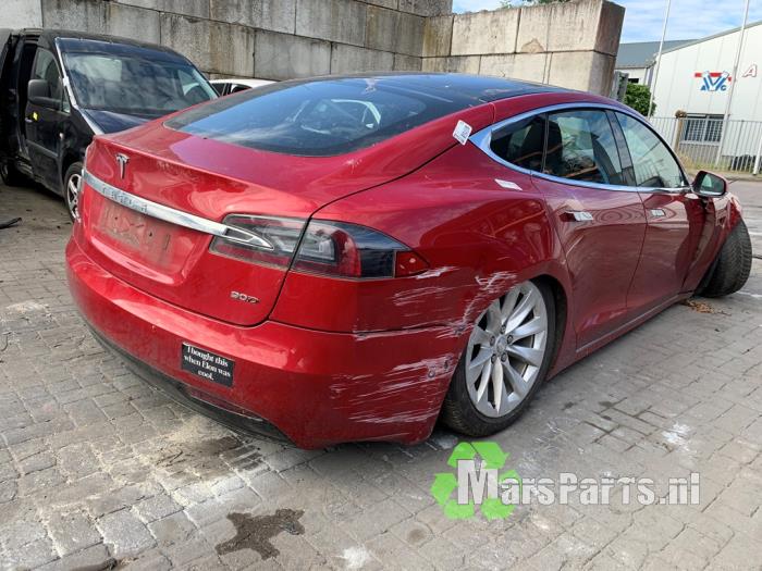 Tesla Model S 90D Samochód złomowany (2017, Czerwony)
