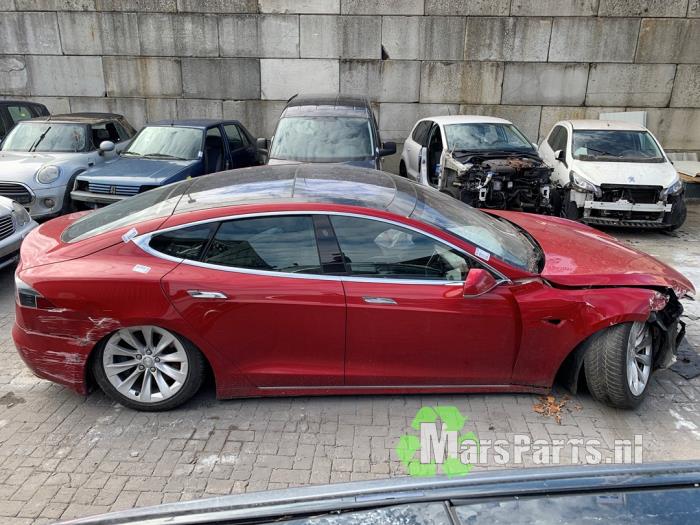 Tesla Model S 90D Samochód złomowany (2017, Czerwony)
