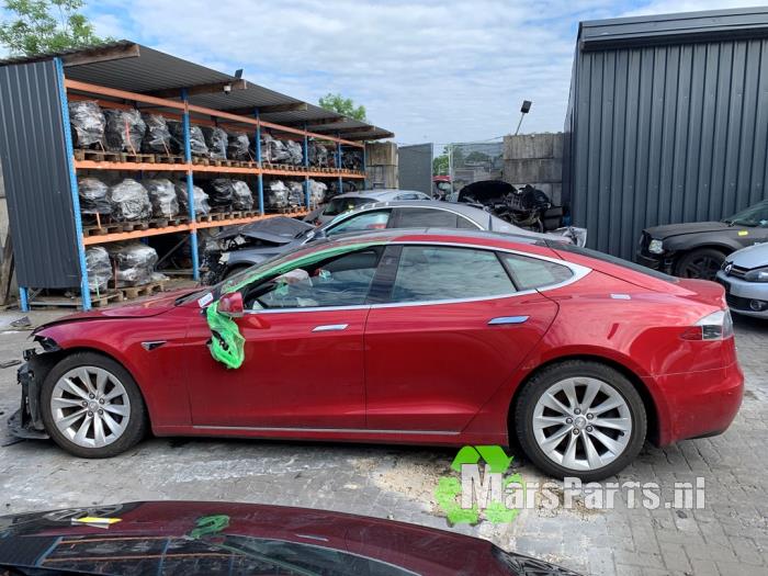 Tesla Model S 90D Samochód złomowany (2017, Czerwony)