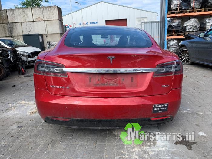 Tesla Model S 90D Samochód złomowany (2017, Czerwony)