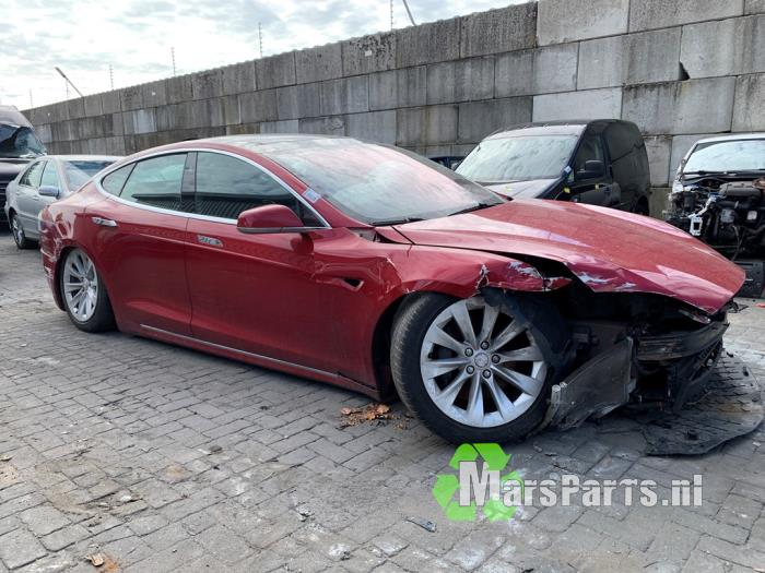 Tesla Model S 90D Samochód złomowany (2017, Czerwony)