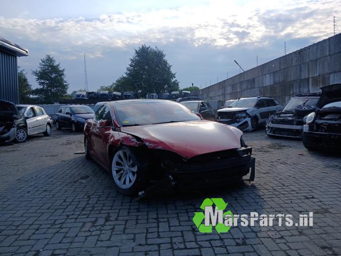 Tesla Model S 90D Samochód złomowany (2017, Czerwony)