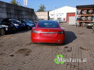 Tesla Model S 90D Samochód złomowany (2017, Czerwony)