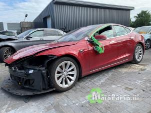 Tesla Model S 90D Samochód złomowany (2017, Czerwony)