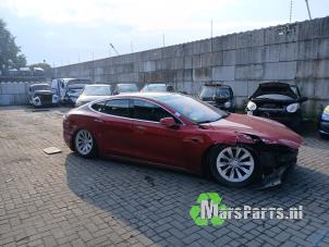 Tesla Model S 90D Samochód złomowany (2017, Czerwony)