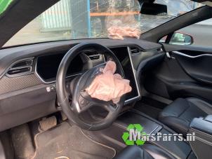 Tesla Model S 90D Samochód złomowany (2017, Czerwony)