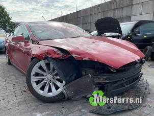 Tesla Model S 90D Samochód złomowany (2017, Czerwony)