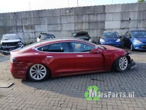 Tesla Model S 90D Samochód złomowany (2017, Czerwony)