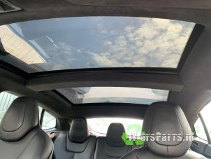 Tesla Model S 90D Samochód złomowany (2017, Czerwony)