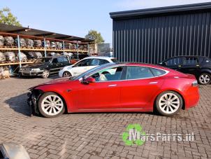 Tesla Model S 90D Samochód złomowany (2017, Czerwony)