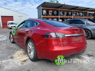Tesla Model S 90D Samochód złomowany (2017, Czerwony)