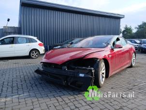 Tesla Model S 90D Samochód złomowany (2017, Czerwony)