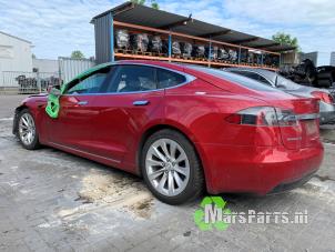 Tesla Model S 90D Samochód złomowany (2017, Czerwony)