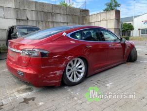 Tesla Model S 90D Samochód złomowany (2017, Czerwony)