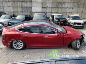 Tesla Model S 90D Samochód złomowany (2017, Czerwony)