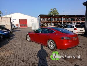Tesla Model S 90D Samochód złomowany (2017, Czerwony)