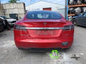 Tesla Model S 90D Samochód złomowany (2017, Czerwony)