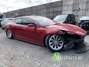 Tesla Model S 90D Samochód złomowany (2017, Czerwony)