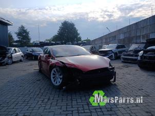 Tesla Model S 90D Samochód złomowany (2017, Czerwony)