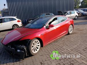 Tesla Model S 90D Samochód złomowany (2017, Czerwony)