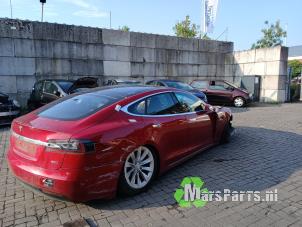 Tesla Model S 90D Samochód złomowany (2017, Czerwony)