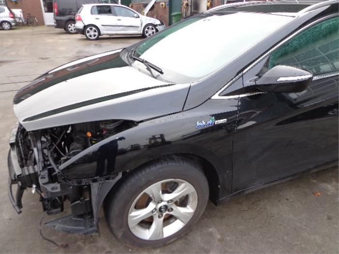 Hyundai i40 CW 1.7 CRDi 16V Salvage vehicle (2012, Black)