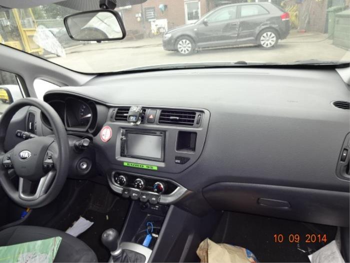 Kia Rio III 1.2 CVVT 16V Épave (2013, Blanc)