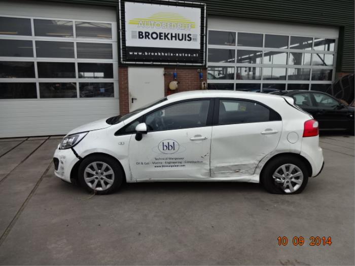 Kia Rio III 1.2 CVVT 16V Épave (2013, Blanc)