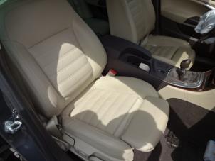 Opel Insignia Sports Tourer 2.0 CDTI 16V 160 Ecotec 4x4 Samochód złomowany (2010, Szary)