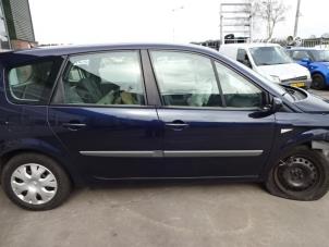 Renault Grand Scénic II 2.0 16V Épave (2007, Bleu)