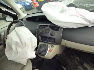 Renault Grand Scénic II 2.0 16V Épave (2007, Bleu)