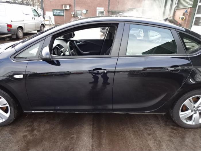 Opel Astra J 1.4 Turbo 16V Samochód złomowany (2013, Czarny)
