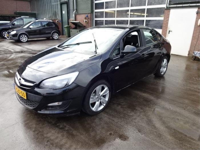 Opel Astra J 1.4 Turbo 16V Samochód złomowany (2013, Czarny)