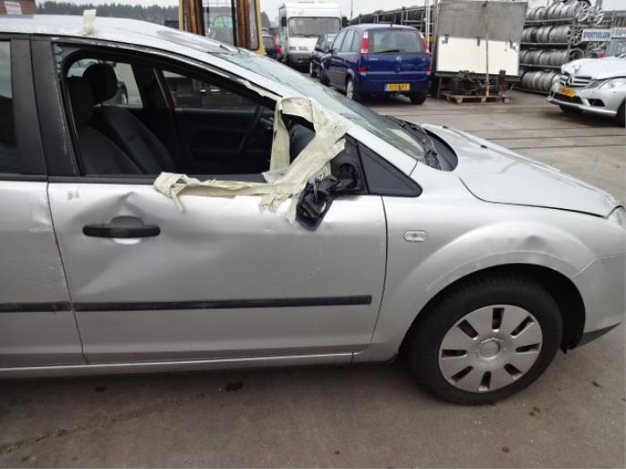 Ford Focus 2 1.4 16V Épave (2006, Gris)