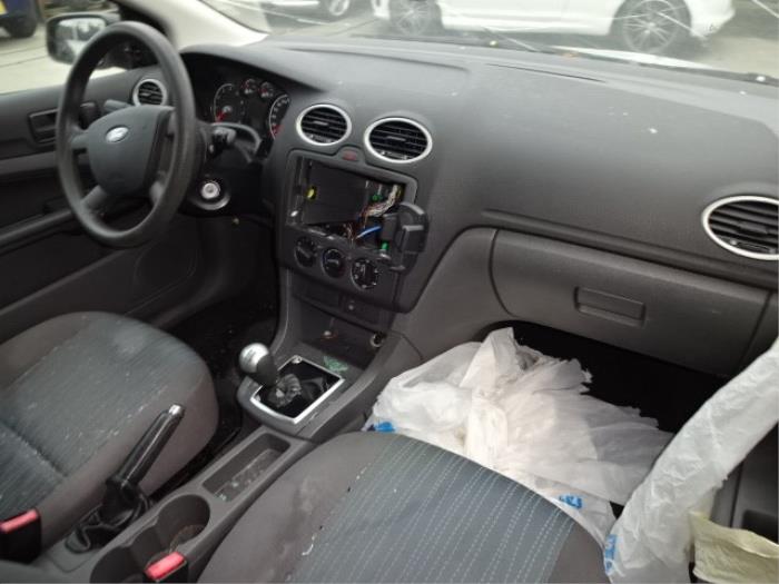 Ford Focus 2 1.4 16V Épave (2006, Gris)