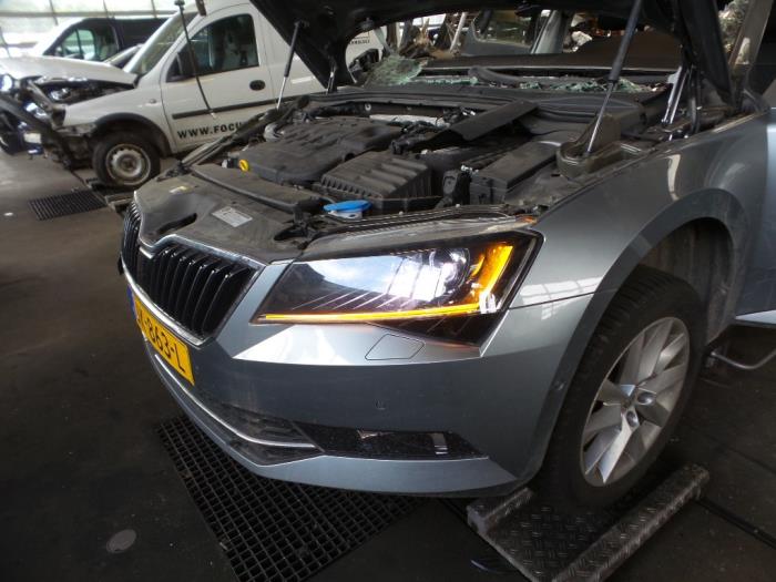 Skoda Superb 1.6 TDI Épave (2016, Gris)
