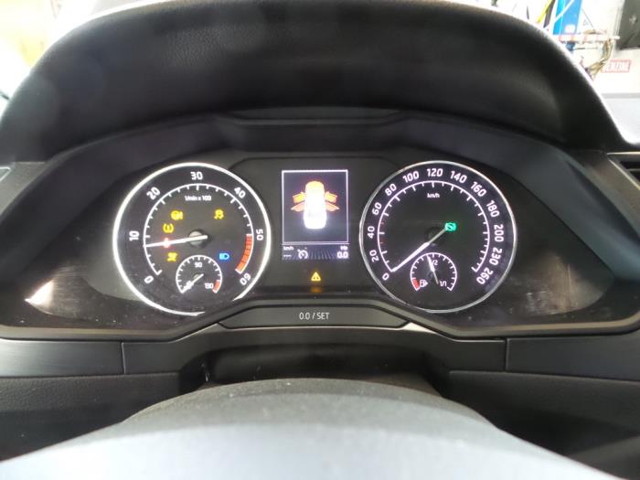 Skoda Superb 1.6 TDI Épave (2016, Gris)
