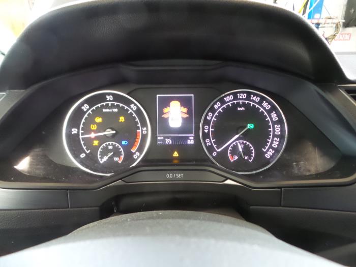 Skoda Superb 1.6 TDI Épave (2016, Gris)
