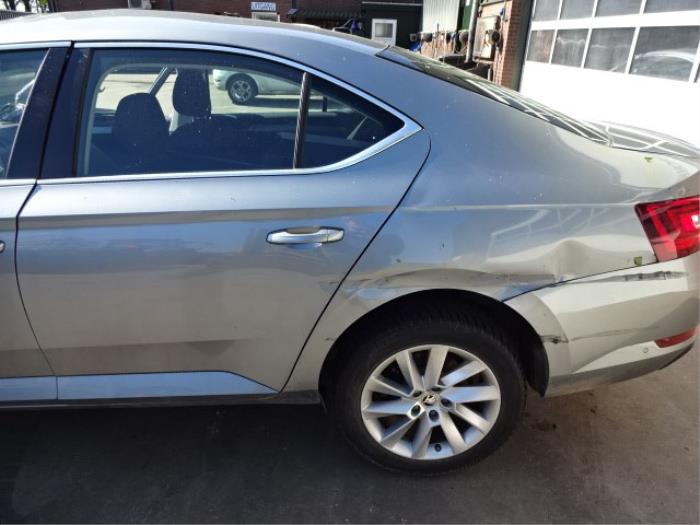Skoda Superb 1.6 TDI Épave (2016, Gris)