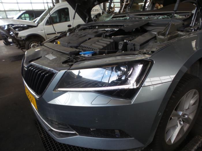 Skoda Superb 1.6 TDI Épave (2016, Gris)