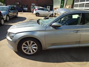 Skoda Superb 1.6 TDI Épave (2016, Gris)