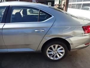 Skoda Superb 1.6 TDI Épave (2016, Gris)
