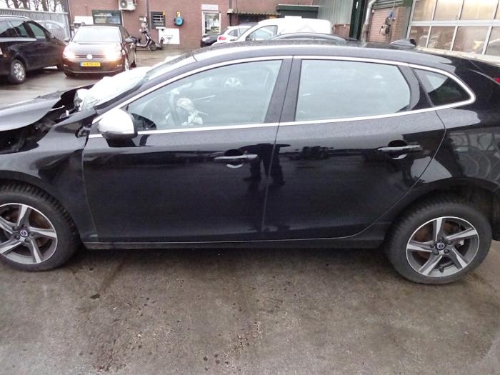 Volvo V40 2.0 D2 16V Épave (2015, Noir)