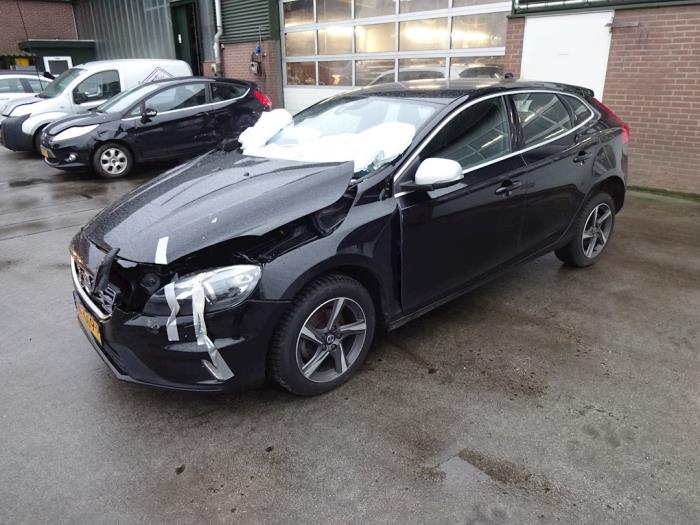 Volvo V40 2.0 D2 16V Épave (2015, Noir)