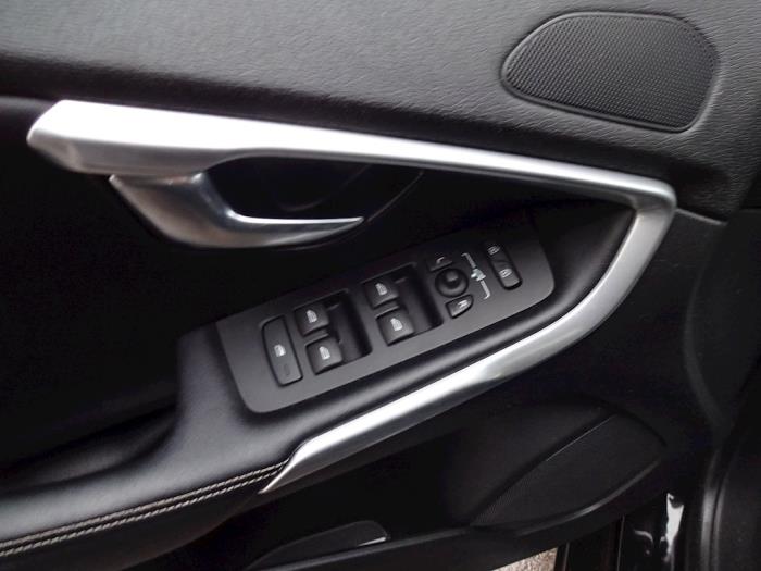 Volvo V40 2.0 D2 16V Épave (2015, Noir)