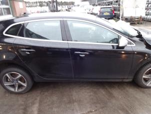 Volvo V40 2.0 D2 16V Épave (2015, Noir)