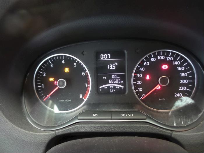 Volkswagen Polo V 1.2 TSI Samochód złomowany (2010, Czarny)