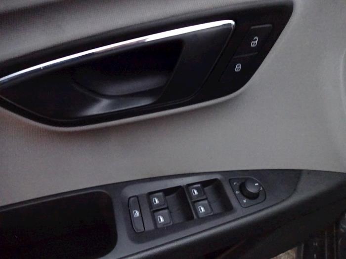 Seat Leon 1.6 TDI Ecomotive 16V Salvage vehicle (2014, Black)